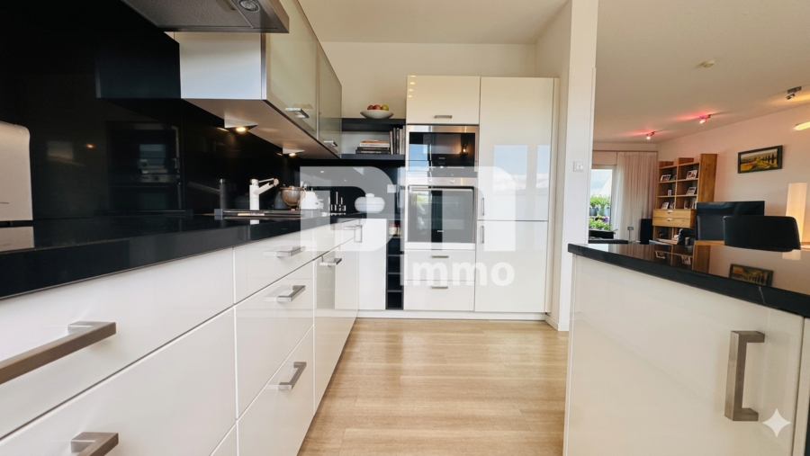 Exklusives Penthouse-Juwel mit 360 Grad Panorama-Dachterrasse in Baunatal-Großenritte - Offener Küchenbereich mit EBK